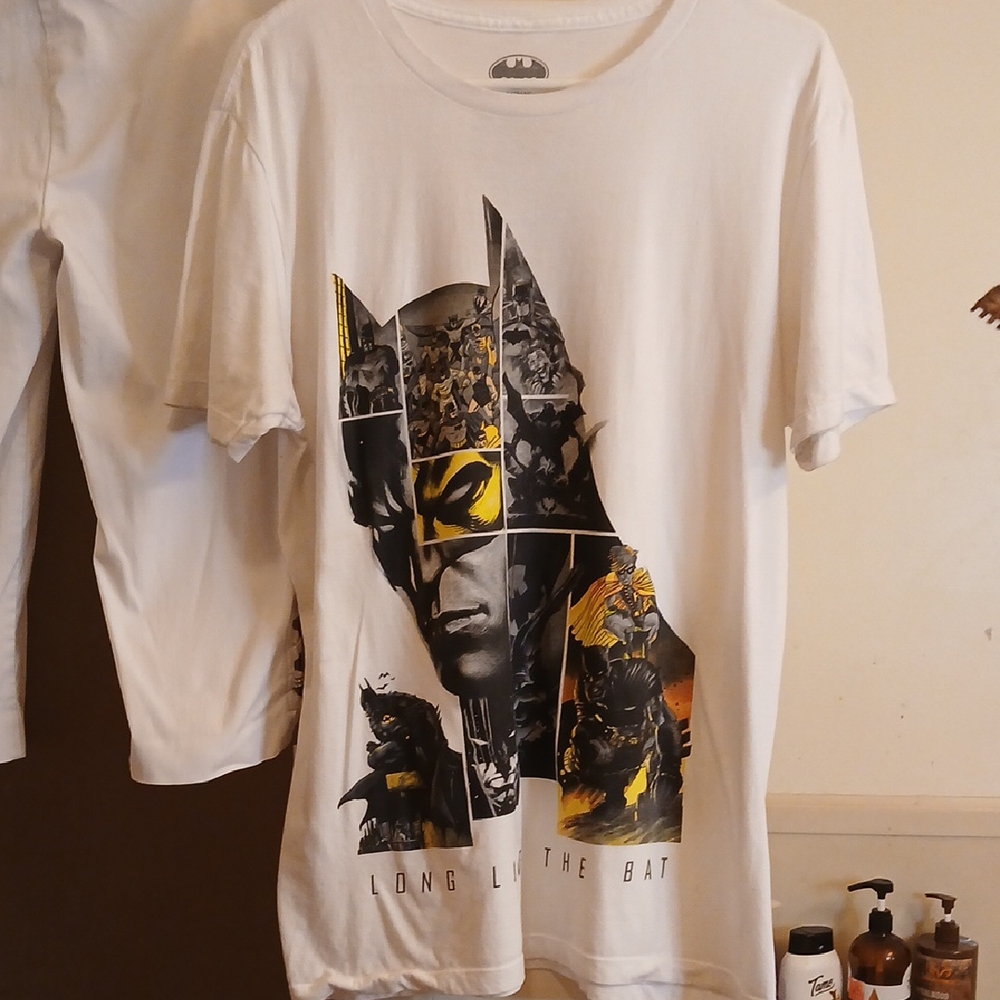80th Anniversary DC‎ Batman Graphic Tee - White and Yellow. Mens Sz.L